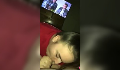Amateur girlfriend blows her man off while watching TV