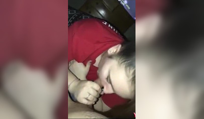 Amateur girlfriend blows her man off while watching TV