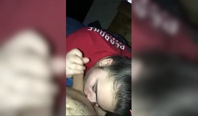 Amateur girlfriend blows her man off while watching TV