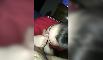 Amateur girlfriend blows her man off while watching TV