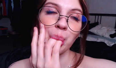 Hippie takes jizz on her face and glasses after sucking a dick