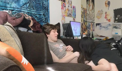 Amateur girlfriend goes for a cock ride and gets boned doggystyle