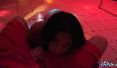 Bootylicious stripper Julz Gotti gives a lap dance to her fan and fucks him