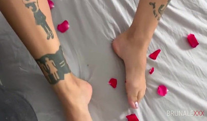 Busty tattooed girlfriend getting boned & jizzed for Valantines day