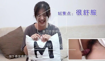 Hermosa adolescente morena recibe un creampie profundo en su apretado coño