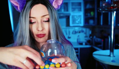 Amateur hottie licking lollypops in a kinky cosplay