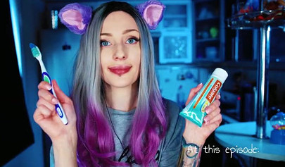 Amateur hottie licking lollypops in a kinky cosplay