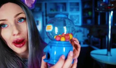 Amateur hottie licking lollypops in a kinky cosplay