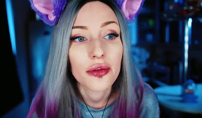 Amateur hottie licking lollypops in a kinky cosplay