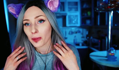 Amateur hottie licking lollypops in a kinky cosplay