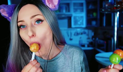 Amateur hottie licking lollypops in a kinky cosplay