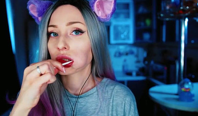 Amateur hottie licking lollypops in a kinky cosplay