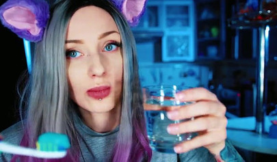 Amateur hottie licking lollypops in a kinky cosplay