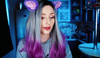 Amateur hottie licking lollypops in a kinky cosplay