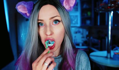 Amateur hottie licking lollypops in a kinky cosplay