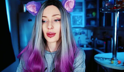 Amateur hottie licking lollypops in a kinky cosplay