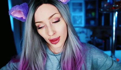 Amateur hottie licking lollypops in a kinky cosplay