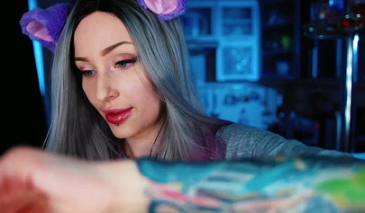 Amateur hottie licking lollypops in a kinky cosplay