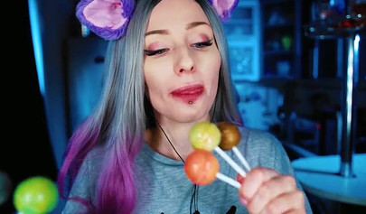 Amateur hottie licking lollypops in a kinky cosplay