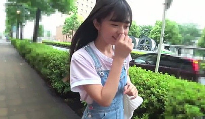 Adolescente asiática ofrece su coño peludo a un semental cachondo