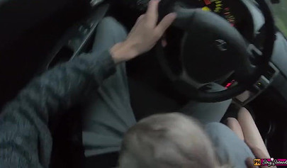 Teen hitchhiker offers her pussy for a car ride