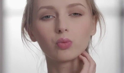 La pequeña Goldie Baby es aceitada y follada intensamente