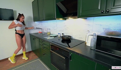 Handjob and deepthroat fuck in the kitchen instead of breakfast