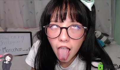 Petite Colombian camgirl shows off her stunning body