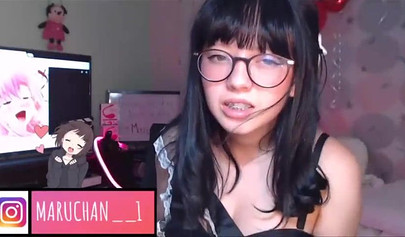 Petite Colombian camgirl shows off her stunning body