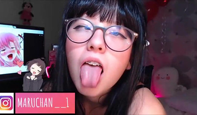 Petite Colombian camgirl shows off her stunning body