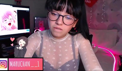 Petite Colombian camgirl shows off her stunning body