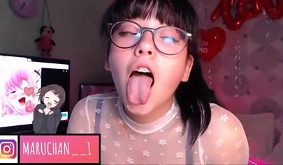 Petite Colombian camgirl shows off her stunning body