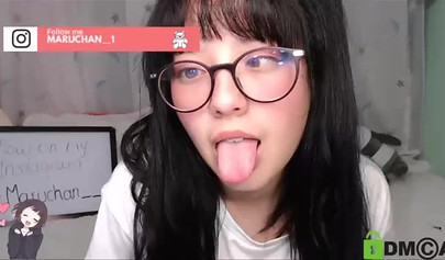 Petite Colombian camgirl shows off her stunning body