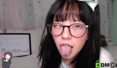 Petite Colombian camgirl shows off her stunning body