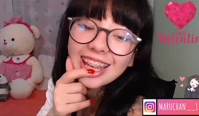 Petite Colombian camgirl shows off her stunning body