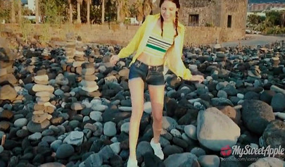 Hot fat ass Latina gives a blowjob in public