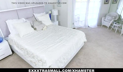 Stunning babe Ellie Eilish can't get enough of pussy banging