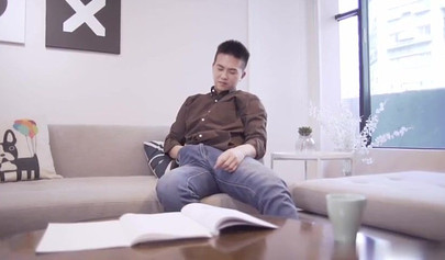 Chinese schoolgirl's first time to give a blowjob