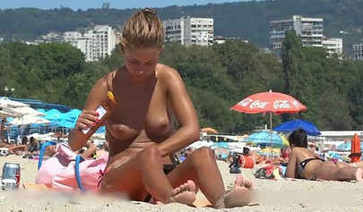 Gorgeous Amateur Topless Teens Caught On Hidden Camera