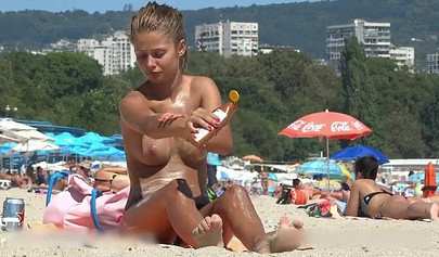 Gorgeous Amateur Topless Teens Caught On Hidden Camera
