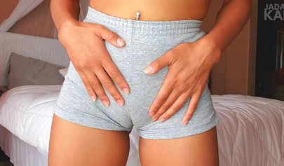 Teenage babe Jada Kai exposes her cameltoe as she poses in hot shorts