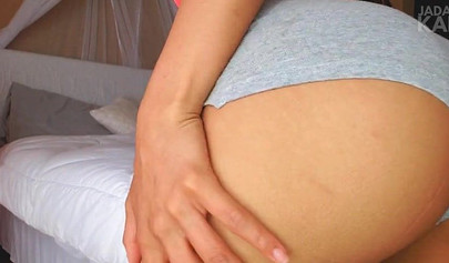 Teenage babe Jada Kai exposes her cameltoe as she poses in hot shorts