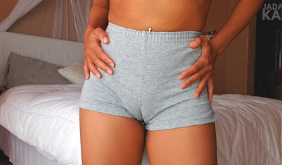 Teenage babe Jada Kai exposes her cameltoe as she poses in hot shorts