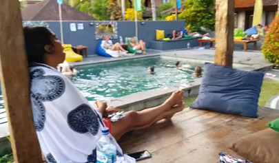 Pantyless teen in sexy summer dress flashes her trimmed pussy in public