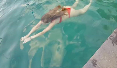 Pantyless teen in sexy summer dress flashes her trimmed pussy in public