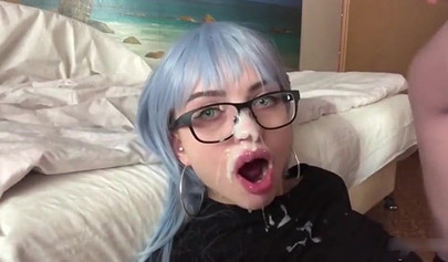 Fumer des adolescentes chaudes qui reçoivent des soins du visage massifs sur leurs visages 