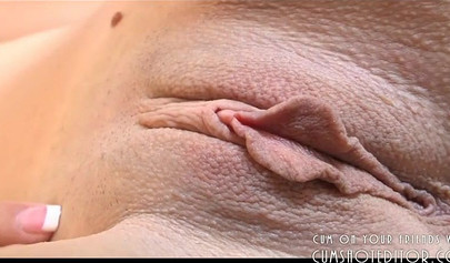 Teen hottie playing with her delicious shaved pussy lips