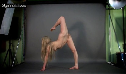 Nude blonde teen shows how flexible she is at the casting