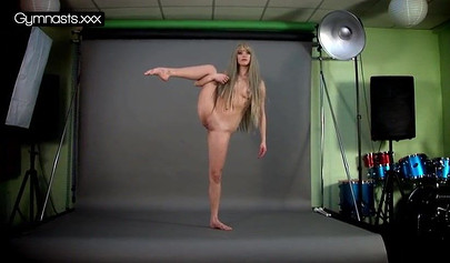 Nude blonde teen shows how flexible she is at the casting