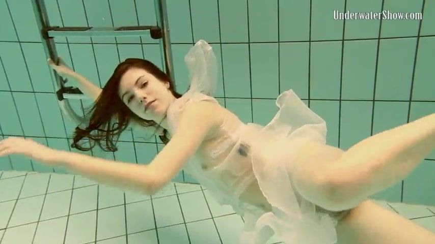 Голая девушка в бассейне: 3000 лучших видео
